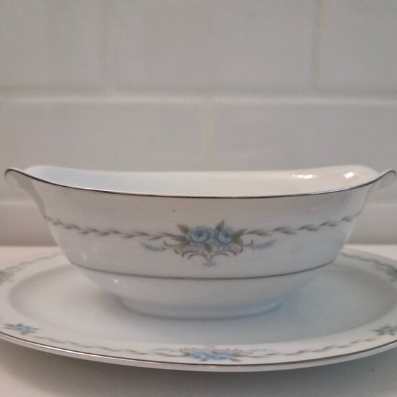 Style House Fine China Corsage Gravy Boat with Attached Plate - Picture 1 of 2